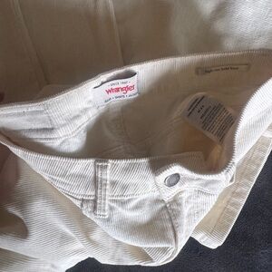 Wrangler women’s Cream Corduroy pants (NWOT)